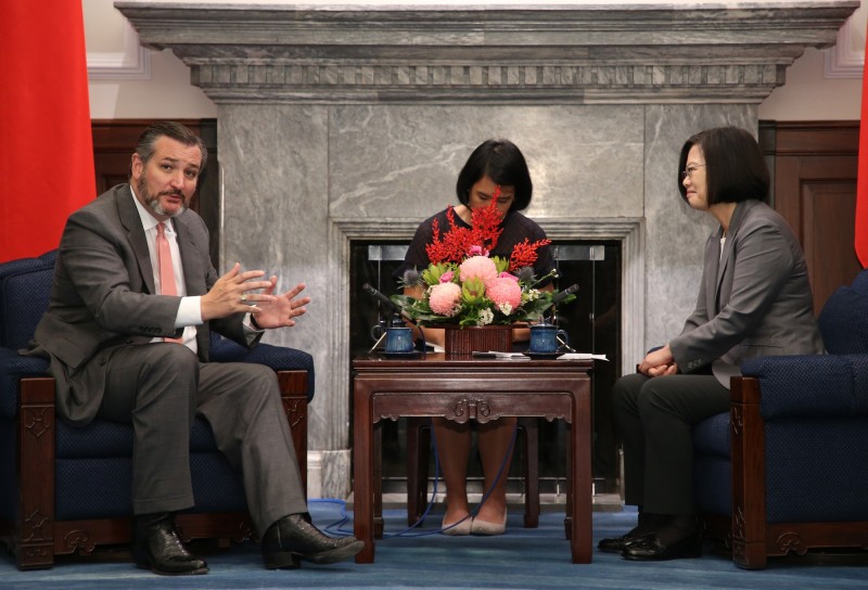 總統蔡英文(右)10日接見美國聯邦參議院外交委員會成員克魯茲(Ted Cruz,左)。(中央社)