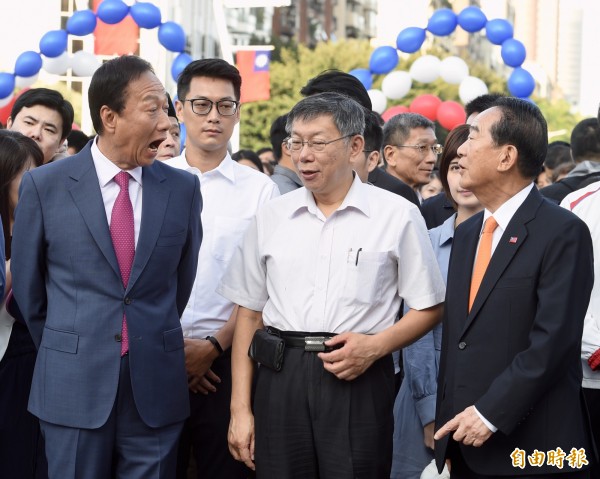 台北市政府前廣場10日清晨舉辦「中華民國108年國慶升旗暨慶祝活動」,台北市長柯文哲(中)、鴻海創辦人郭台銘(左)、親民黨主席宋楚瑜(右)一同出席。(資料照)