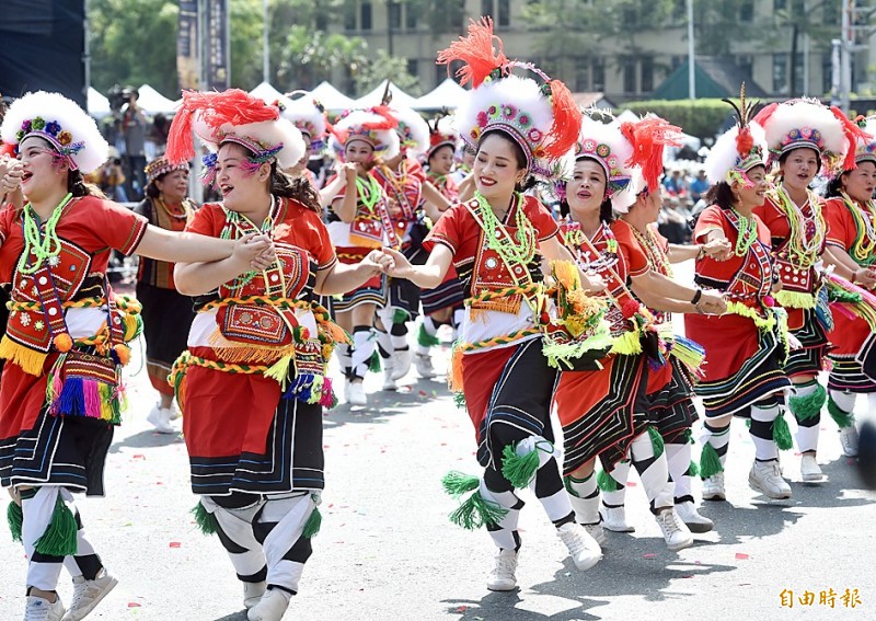 Aboriginal dancers perform during yesterday’s Double Ten National Day ceremony in front of the Presidential Office Building in Taipei.
Photo: Chien Jung-fong, Taipei Times Aboriginal dancers perform during yesterday’s Double Ten National Day ceremony in front of the Presidential Office Building in Taipei.
Photo: Chien Jung-fong, Taipei Times