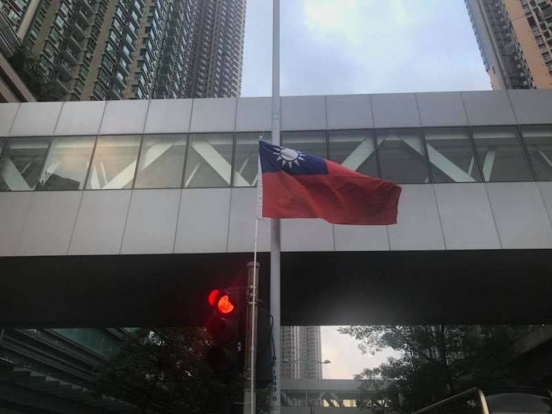 港民自發性發起「港台連線、雙十國慶」等系列活動，今日香港街頭可見「青天白日滿地紅」國旗。（圖擷取自臉書）