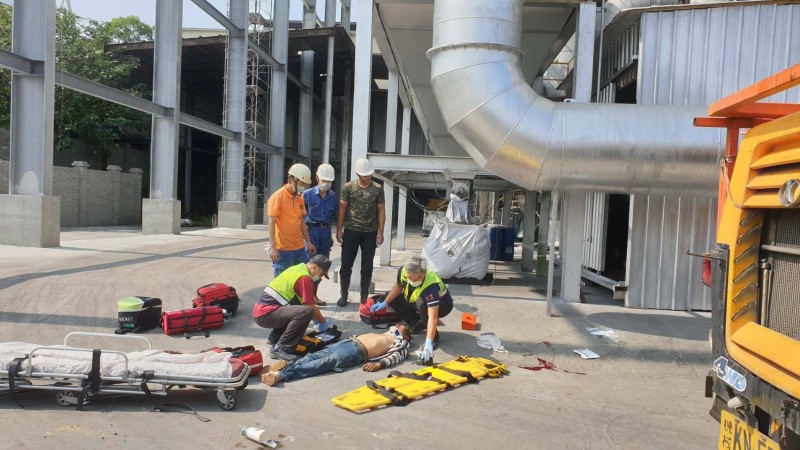 南投南崗工業區一間環保公司廠房工地，三名工人乘坐吊車吊籃準備施工時，卻因吊籃翻覆，導致三死意外。（記者劉濱銓翻攝）