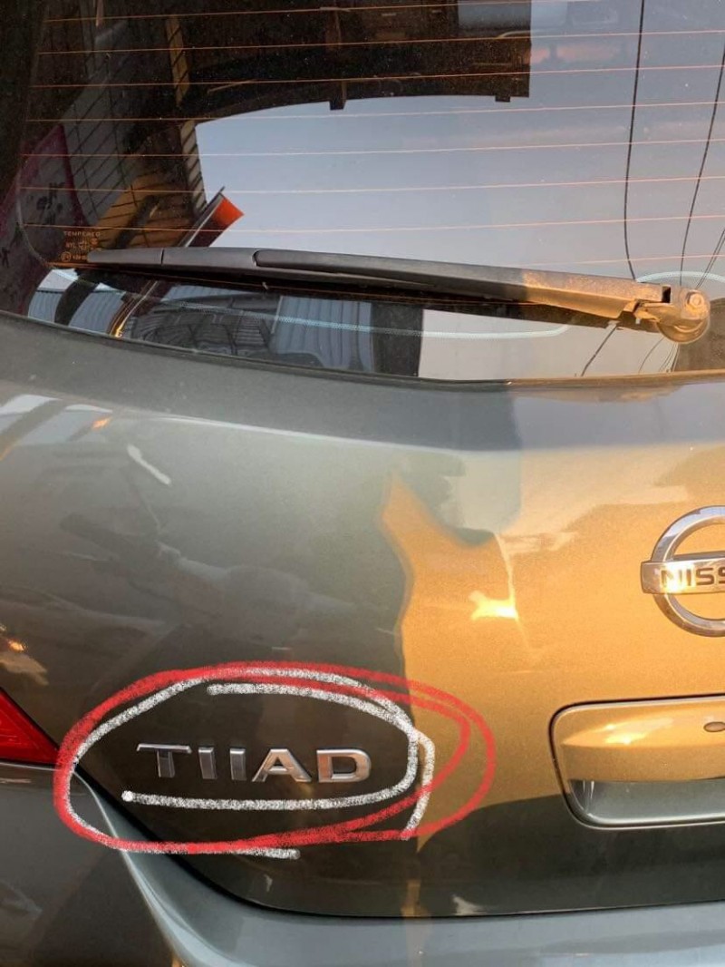 原來在車尾的 TIIDA英文字母車子型號，竟在烤漆後變成TIIAD。（擷自爆怨公社）