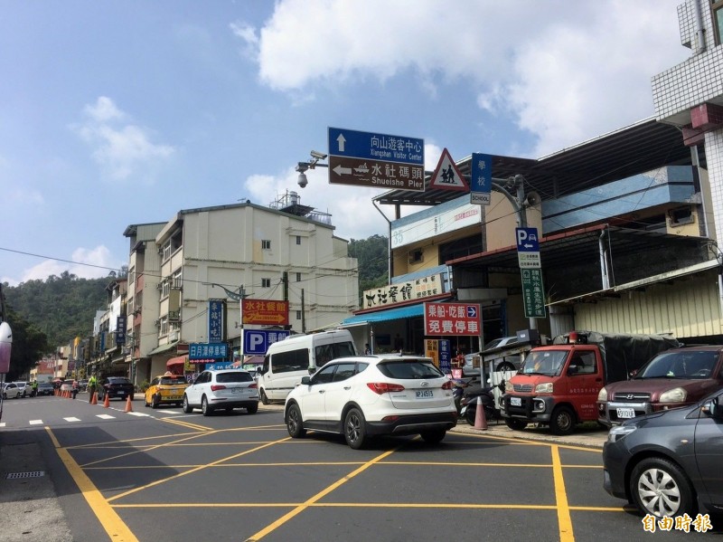 日月潭風景區雙十連假湧入大量人車，在熱鬧的水社地區，擠滿等停車的排隊車龍。（記者劉濱銓翻攝）