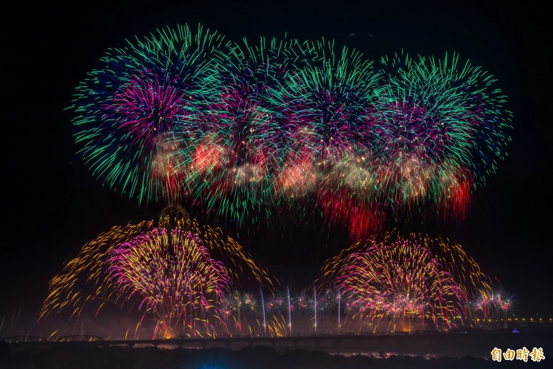 國慶焰火10日晚上在屏東登場，吸引32萬人次觀賞。（記者張忠義攝）