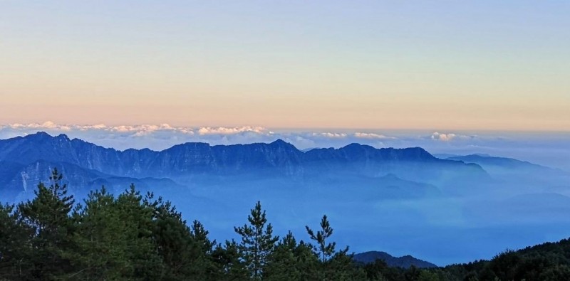 玉山國家公園塔塔加3山之一的麟趾山，藍成一片的天空，讓人有置身馬祖「藍眼淚」美景的錯覺。（記者謝介裕翻攝）