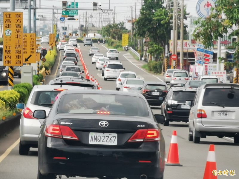 墾丁、台東北返車潮湧現，水底寮路段實施調撥車道。（記者蔡宗憲攝）