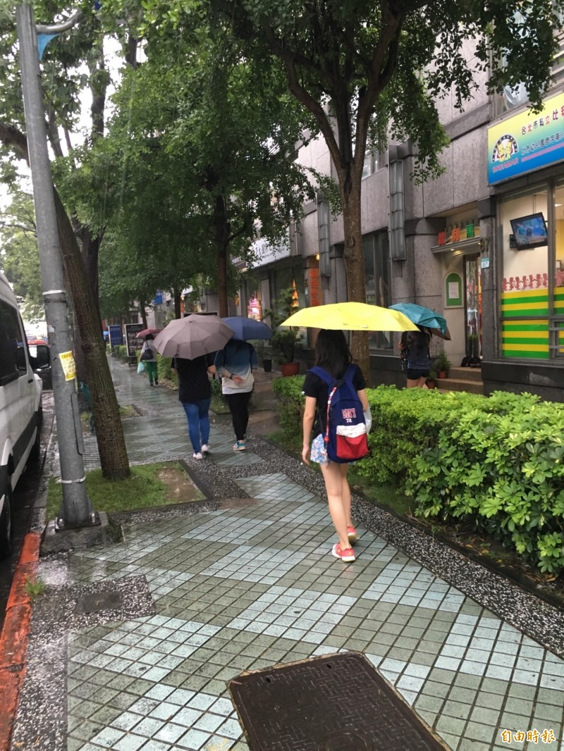 下週東北風增強，部分地區將轉涼轉雨。（記者楊綿傑攝）