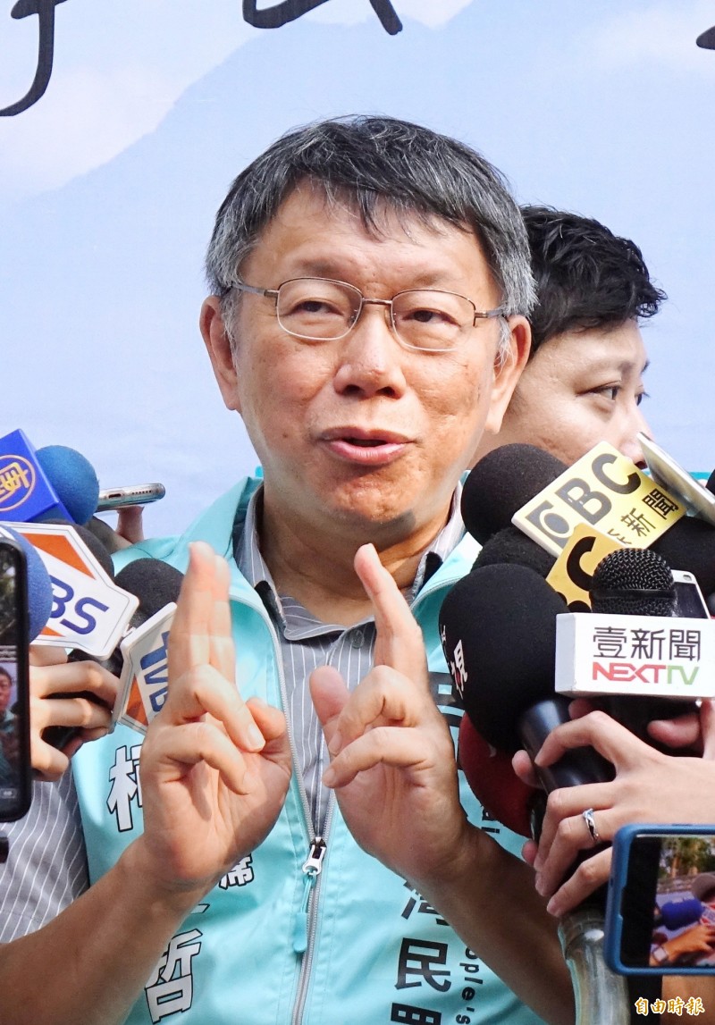 民眾黨主席、台北市長柯文哲12日前往象山，與黨籍立委參選人一起爬山助選，並接受媒體採訪。（記者方賓照攝）