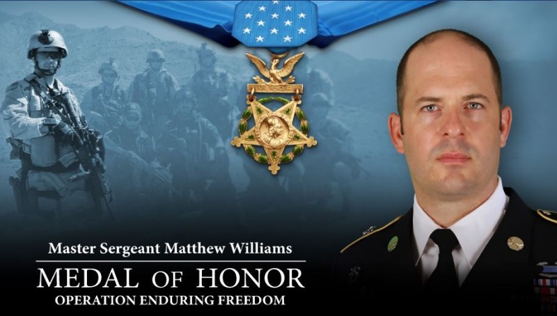 美國綠扁帽、陸軍士官長威廉斯（Matthew O. Williams），於2008年4月6日阿富汗肖克山谷（Shok Valley）戰役中，在槍林彈雨之間救出4名重傷同袍並建立火力基地，其英勇表現獲頒美國軍事最高榮銜「榮譽勳章（Medal of Honor）」。（圖擷自美國陸軍網站）