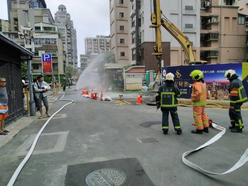 北市敦化南路二段巷內發生瓦斯管遭挖斷外洩案件，警消派員現場噴水霧警戒。（記者姚岳宏翻攝）