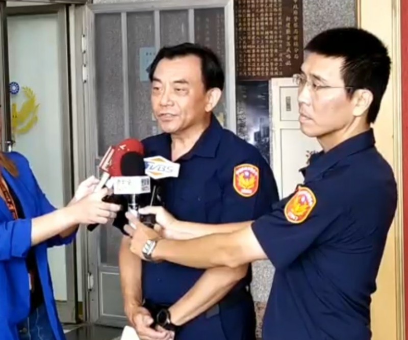 前鎮警分局副分局長林建宏今上午強調警方在館內看監視畫面，為確認女子安全無顧慮。（記者方志賢翻攝）