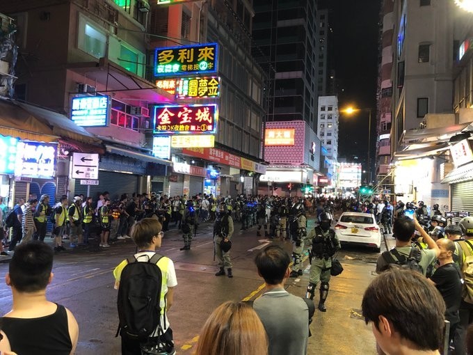 霍利表示，今晚他身處旺角街頭，觀察香港警方在街頭的「武力展示」。（圖擷取自推特＿@HawleyMO）