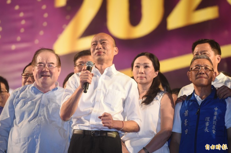 國民黨總統參選人韓國瑜（左二）及妻子李佳芬（右二）遲到狀況頻傳，被外界認定為習慣遲到。（資料照）