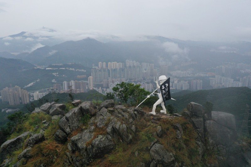 「香港民主女神像」今日被發現已經被搬上獅子山頂。（圖取自Lady Liberty HK 香港民主女神臉書）