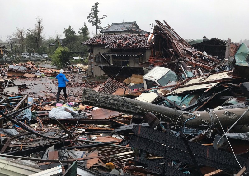61年來最強颱風」哈吉貝今（13）日重創日本造成嚴重災情。（法新社）