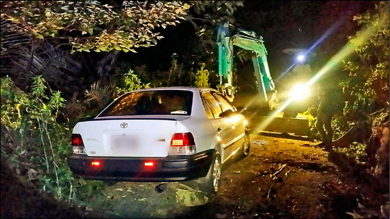 警方委請挖土機協助汽車脫困。（記者張勳騰翻攝）