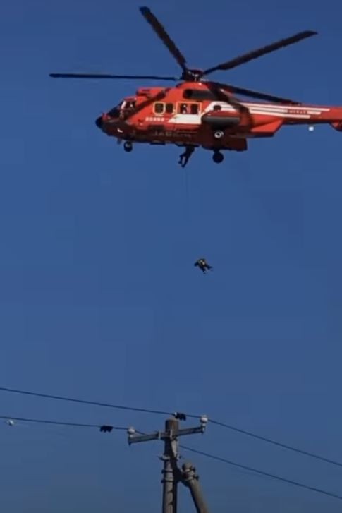 日本77歲婦女在被救援時從40公尺高空墜落畫面曝光。（圖擷自Jackson YouTube）