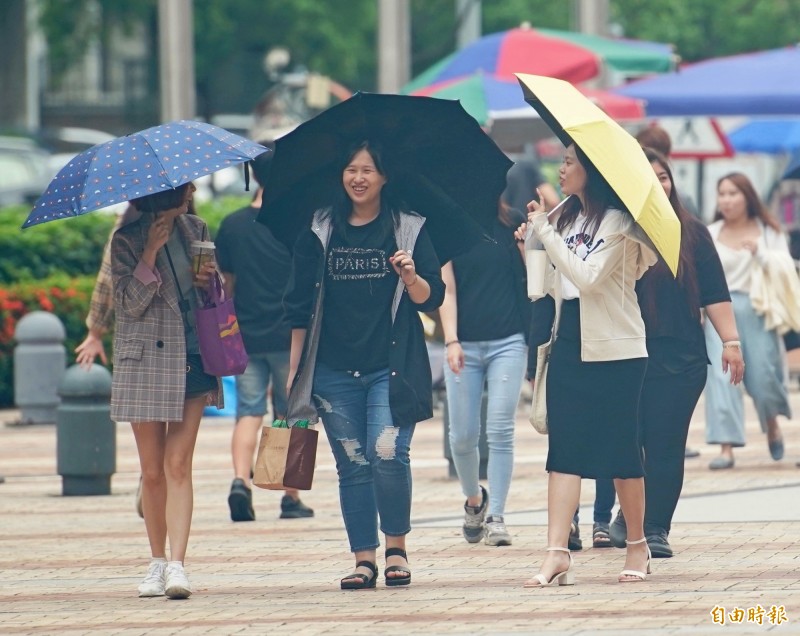 明天東北部地區及基隆北海岸有短暫雨，北部、東部、東南部地區及馬祖有局部短暫雨，其他地區及澎湖、金門為多雲到晴。（記者黃志源攝，資料照）