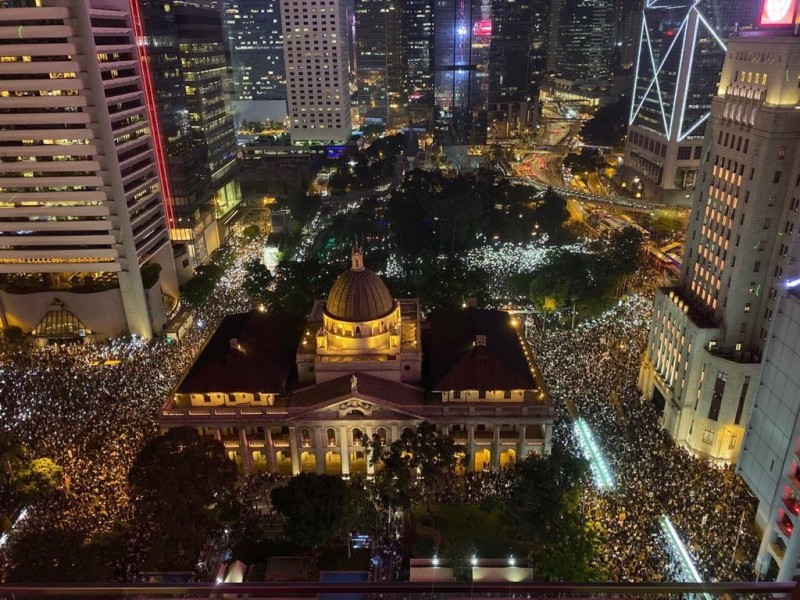 「香港人權法造勢大會」晚上7點於香港中環遮打花園舉行。現場人潮眾多，集會地點被擠爆。（圖擷取自TG＿寶寶Channel）