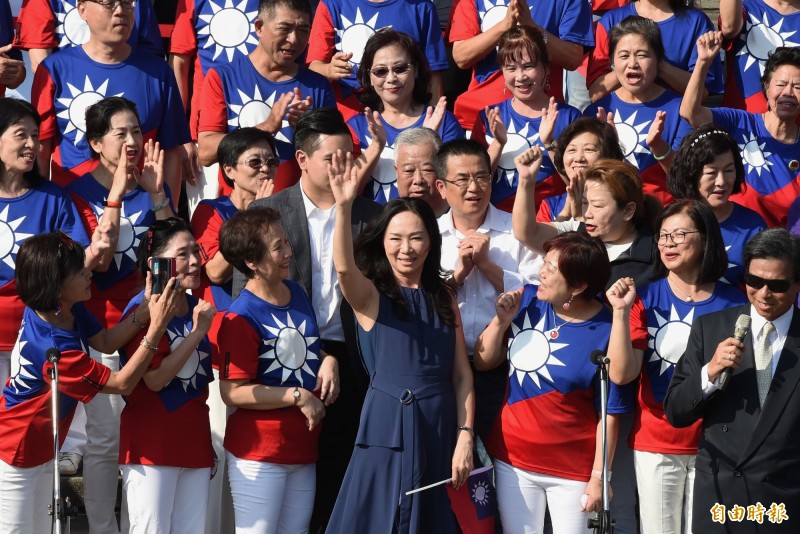 國民黨總統參選人韓國瑜夫人李佳芬（前排中）將代夫出征，23日起訪問東南亞，爭取僑胞支持。（資料照，記者廖振輝攝）