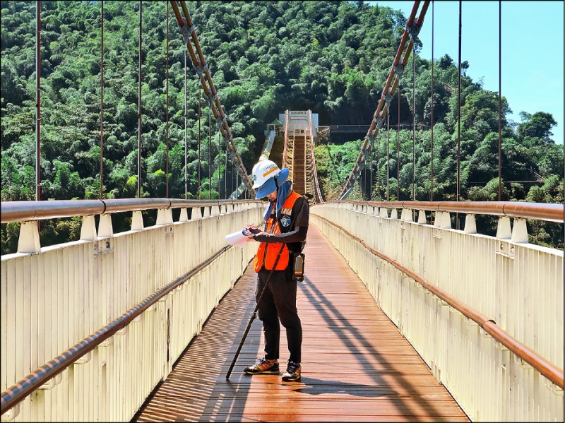 阿里山國家風景區管理處委外每半年定期檢測太平雲梯，檢測結果安全無虞。（記者王善嬿攝）