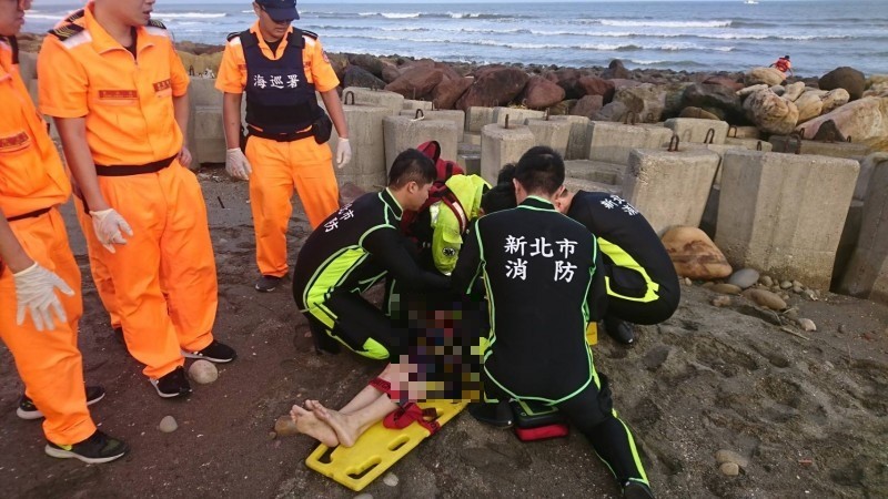新北市6名男女在八里烤肉飲酒後,其中3人從八里划拚裝船,未料風浪過大,3人快划到林口時翻覆,其中蔡女失蹤,消防、海巡、空勤總隊直升機經3小時搜尋,在台15線林口岸際岩礫尋獲蔡女,但送醫仍不治。(記者吳仁捷翻攝) 新北市6名男女在八里烤肉飲酒後,其中3人從八里划拚裝船,未料風浪過大,3人快划到林口時翻覆,其中蔡女失蹤,消防、海巡、空勤總隊直升機經3小時搜尋,在台15線林口岸際岩礫尋獲蔡女,但送醫仍不治。(記者吳仁捷翻攝)