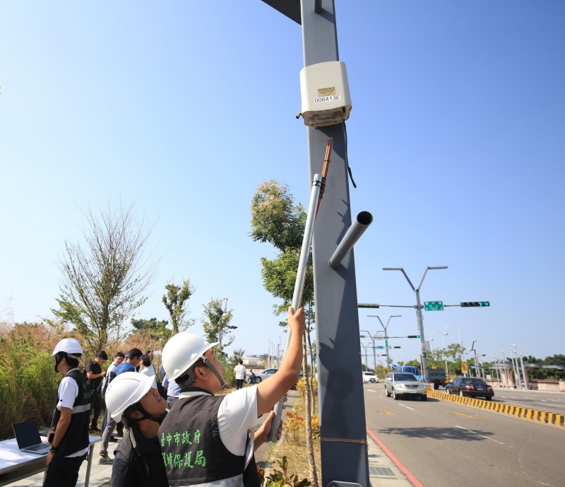 中市打擊空污祭新利器，設「空氣監視器」偵測一級工地空品據以稽查開罰。（市府提供）