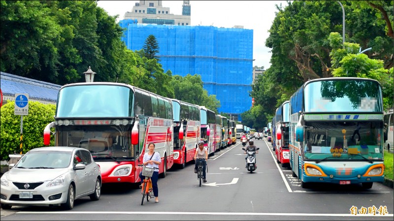 遊覽車靠行制度亂象多，交通委員會昨通過臨時提案，要求交通部公路總局兩個月內研議開放遊覽車合作社。
（資料照，記者鄭瑋奇攝）