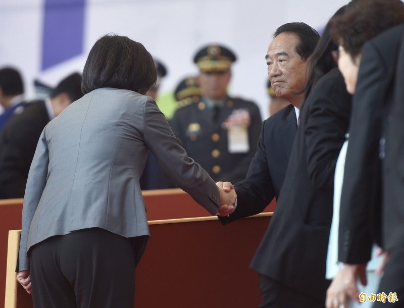 親民黨主席宋楚瑜今下午出席一場攝影展,被媒體問到親民黨2020年總統門票誰屬,宋楚瑜強調,2020年親民黨不會缺席,門票就是「非賣品」,至於是否由他親自出馬五度參選總統,11月黨內開完會,就會向外界報告。(資料照) 親民黨主席宋楚瑜今下午出席一場攝影展,被媒體問到親民黨2020年總統門票誰屬,宋楚瑜強調,2020年親民黨不會缺席,門票就是「非賣品」,至於是否由他親自出馬五度參選總統,11月黨內開完會,就會向外界報告。(資料照)