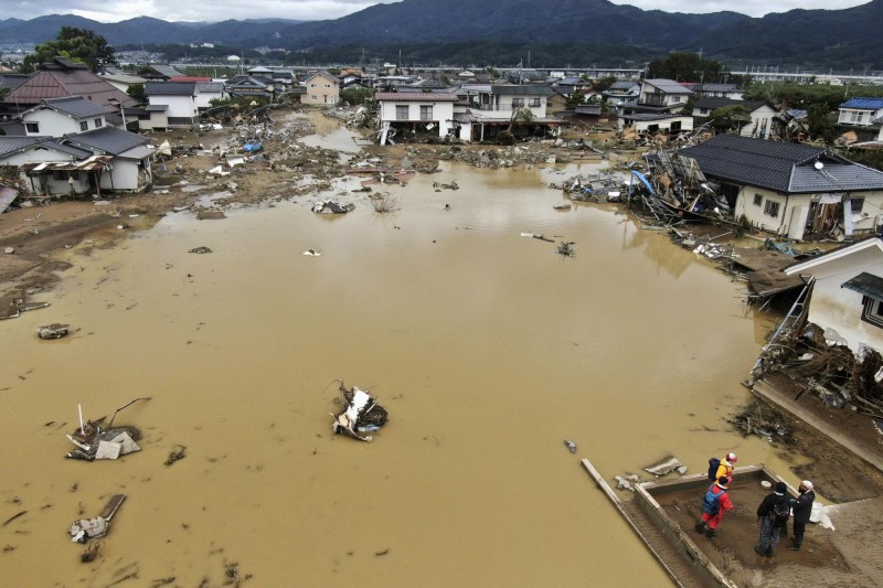 第19號颱風「哈吉貝」重創日本，大雨侵襲造成河川潰堤和土石流，至今已有74人死亡、12人下落不明。（美聯社）