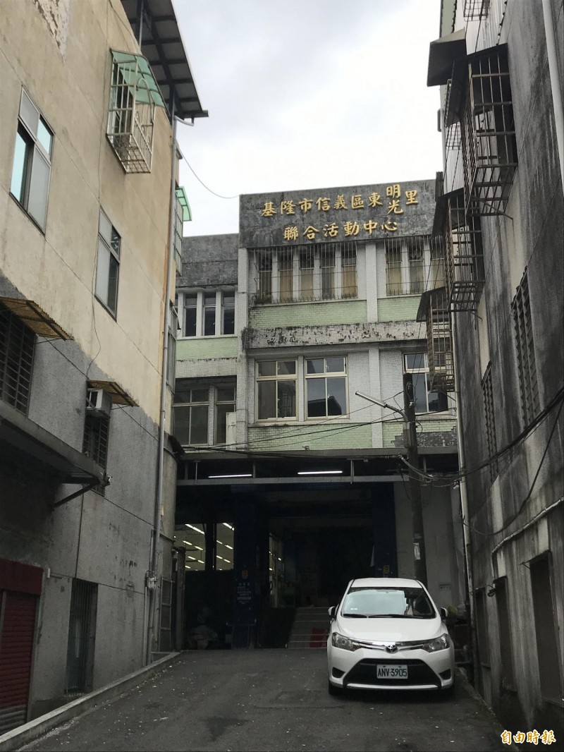 基隆東光市場位於窄巷內，周邊經常有住戶停車，貨車進出、上下貨不方便。（記者林欣漢攝）