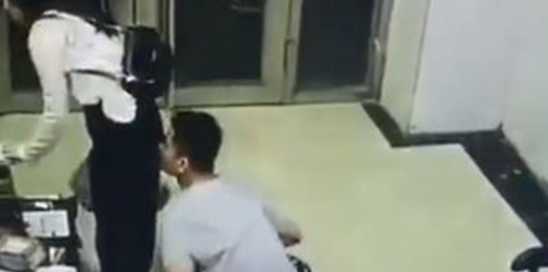 中國1名男子連續3次度蹲下聞正妹屁股，畫面令台灣網友感到相當不可思議。（圖擷取自微博）