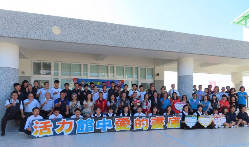 公館國中申請台灣閱讀文化基金會協助，在校成立「愛的書庫」，獲贈50箱上千冊的書籍，今天揭牌啟用。（圖由校方提供）