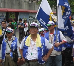 高市勞工產業總工會理事長江健興（中）呼籲韓國瑜「放過台灣勞工吧」。（記者王榮祥翻攝）