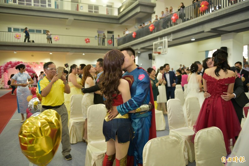 國軍聯合婚禮原本預計之後有3對同性戀人參加,但現已全數決定退出。圖為聯合婚禮示意圖,與本新聞無關。(資料照) 國軍聯合婚禮原本預計之後有3對同性戀人參加,但現已全數決定退出。圖為聯合婚禮示意圖,與本新聞無關。(資料照)