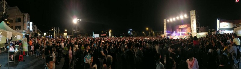 台灣40經典小鎮深度遊紙風車首演 ，人潮爆棚。（記者陳彥廷翻攝）