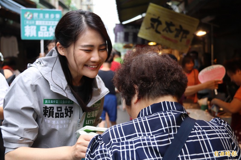 民進黨新北市第12選區立委提名人賴品妤（見圖）17日在新北雙溪一時內急跑到公廁卻發現沒衛生紙，沒想到平台上竟剛好有民眾把印上她照片的競選文宣品衛生紙放在平台上。（資料照）