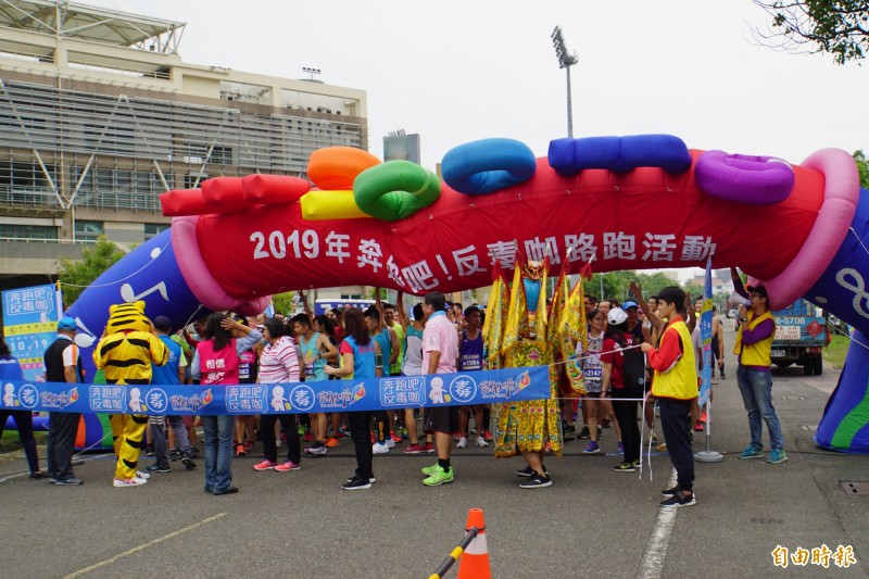 「奔跑吧！反毒咖」路跑，起跑前一刻充氣門突然垮下來。（記者詹士弘攝）