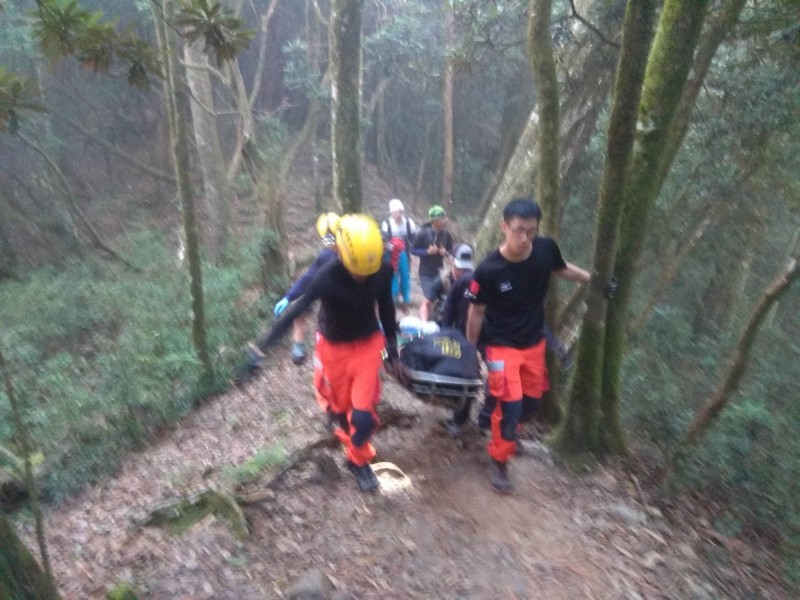 消防人員救出鳶嘴稍來山步道墜谷登山客。（記者張軒哲翻攝）