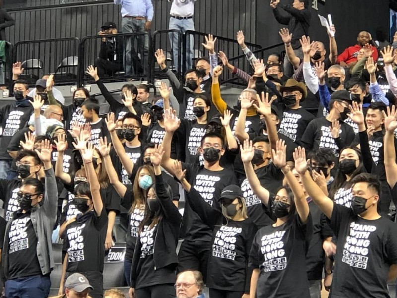 美國職籃NBA休士頓火箭隊總經理莫雷挺香港示威所釀成的風波未平，18日多倫多暴龍對布魯克林籃網在紐約的季前賽中，出現上百名人穿著黑衣，支持香港反送中運動。（圖擷取自羅冠聰臉書）