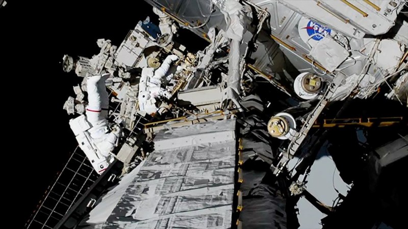 NASA女性太空人梅爾（Jessica Meir）與科赫（Christina Koch），在國際太空站外進行史上首次的全女性太空漫步，全程長達7小時17分鐘。（路透）