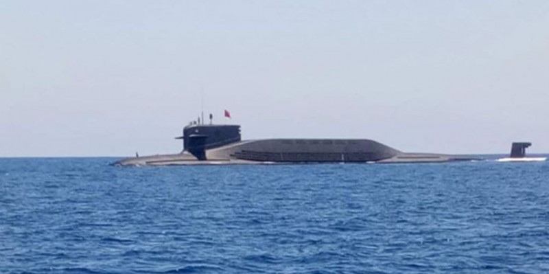 1艘中國潛艇9月被越南漁民拍到浮出南海海面,疑似是解放軍最新的「094」型核動力潛艇。(圖擷取自越南臉書) 1艘中國潛艇9月被越南漁民拍到浮出南海海面,疑似是解放軍最新的「094」型核動力潛艇。(圖擷取自越南臉書)