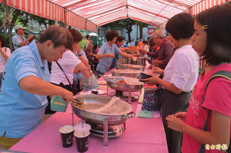 天主教台中教區世界傳教節辦公益園遊會捐200餘萬元助弱。（記者蘇孟娟攝）