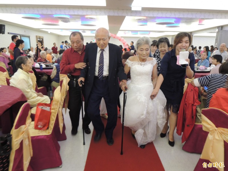 15對結婚60週年夫妻攜手走紅毯洋溢甜蜜 幸福 苗栗縣 自由時報電子報