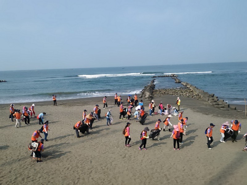 第六河川局防汛護水志工第六大隊志工和聖功女中的學生,週六前往黃金海岸淨灘。(淨灘志工提供) 第六河川局防汛護水志工第六大隊志工和聖功女中的學生,週六前往黃金海岸淨灘。(淨灘志工提供)