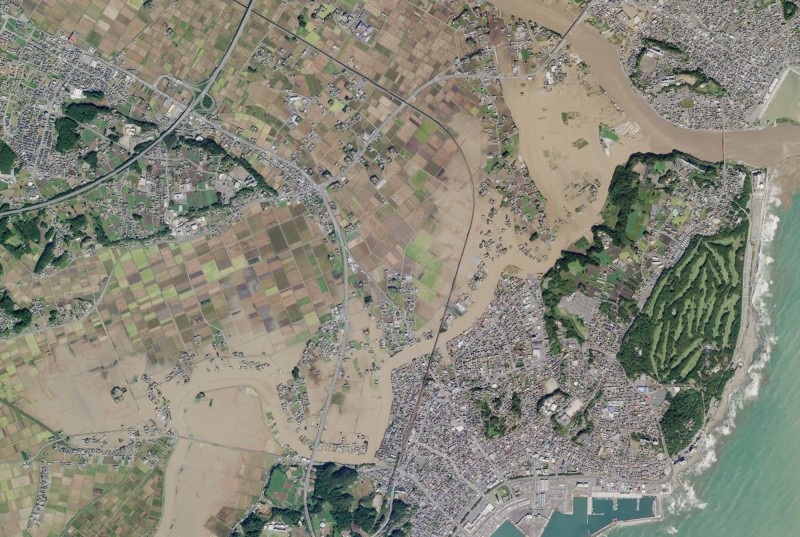 風災造成7縣的71條河川出現130處決堤。栃木縣那珂川在13日風災過後的空照圖。（路透）