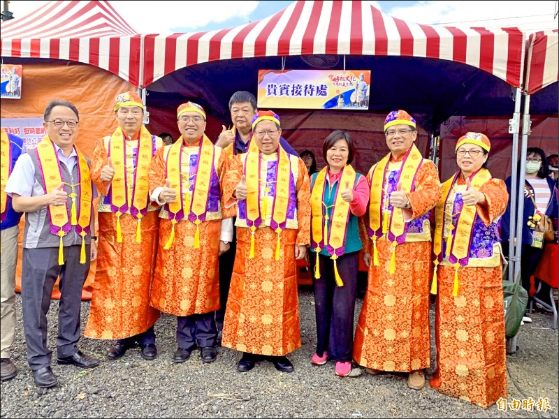 八德區昨天舉行「媽祖文化暨馬祖美食祭」活動，市長鄭文燦（前排左四）擔任主祭官。（記者陳恩惠攝）