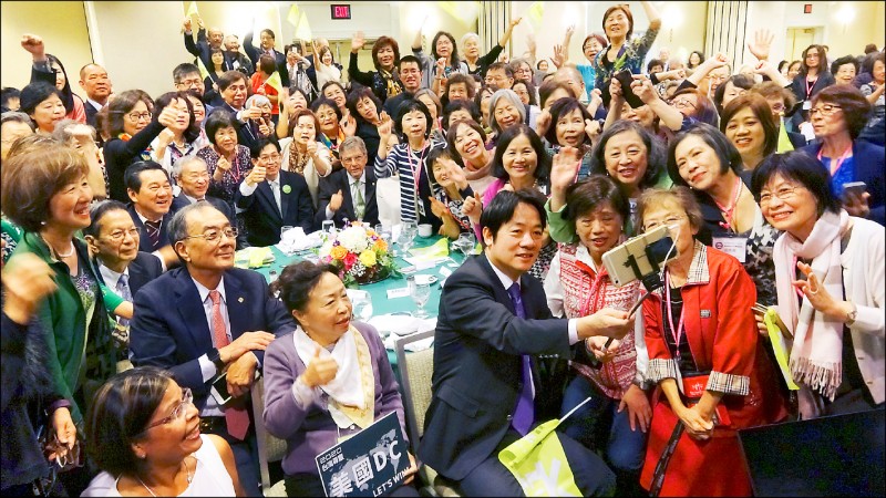 前行政院長賴清德於台灣時間廿日，出席蔡英文總統華府後援會造勢活動，與支持者開心玩自拍。（中央社）