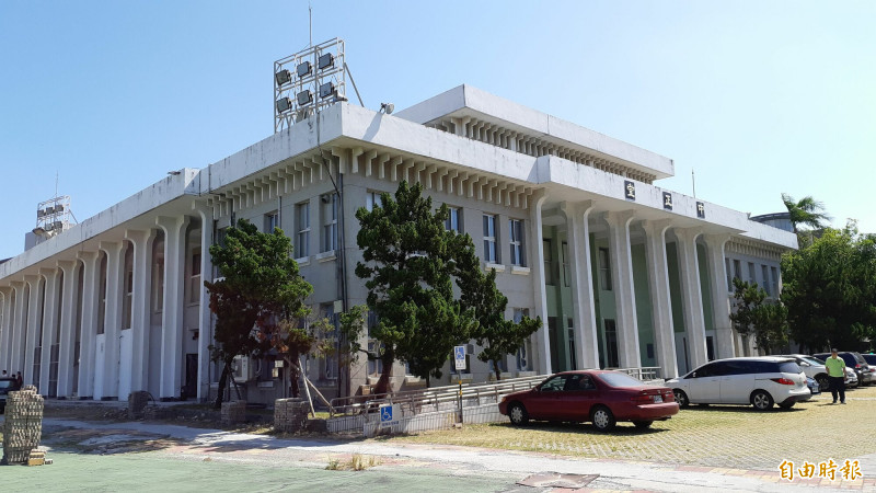 台東大學中正堂保留舊貌，但內部變成先進生技工廠。（記者黃明堂攝）