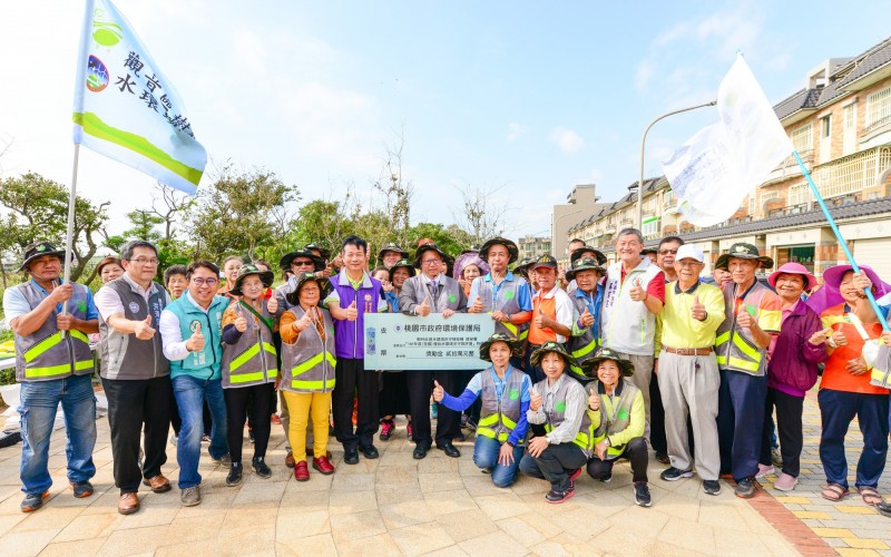 桃市長鄭文燦前往觀音區樹林休閒蓮花走廊訪視，榮獲環保署評比「107年度全國優良水環境巡守隊」全國「特優」殊榮的樹林社區水環境巡守隊。（記者陳恩惠翻攝）（記者陳恩惠攝）